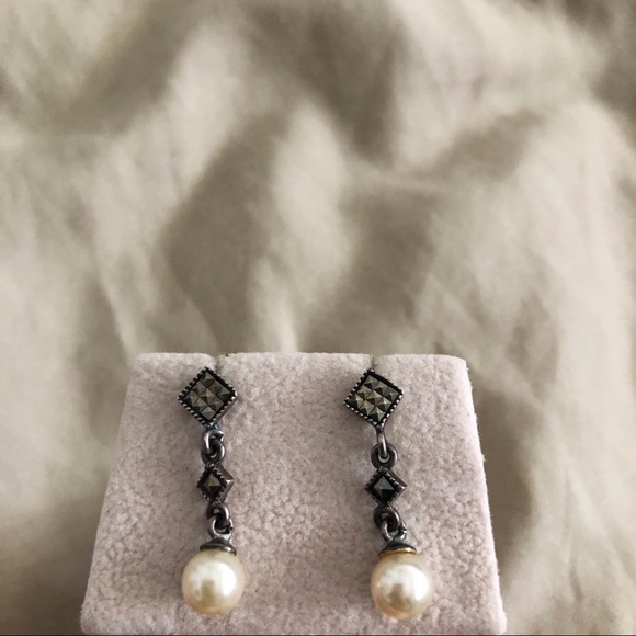 Bundle Item: Dangly Pearl Earrings - Picture 1 of 3